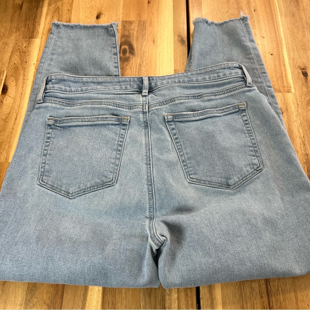 LOFT Curvy Skinny Jeans Women’s Size 10P / 30 Light Wash Distressed Knee Raw Hem - Picture 3 of 6